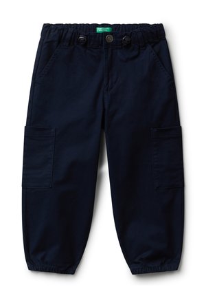 Marineblauwe kinder cargobroek met elastische tailleband en boorden, voorzakken en zijvakken met klep.