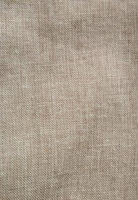 Tissu beige et brun clair tissé serré avec un motif quadrillé à petite échelle et une surface texturée.