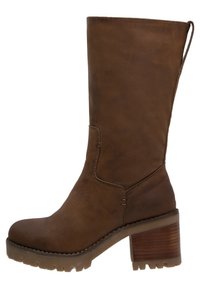 Botte en cuir marron jusqu'au genou avec un talon en bois épais, bout rond, détails de couture et une languette en haut pour un enfilage facile.