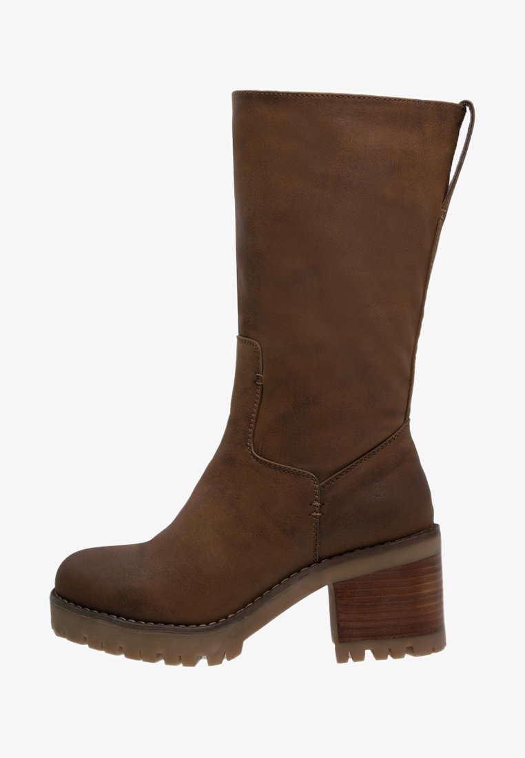 Botte en cuir marron jusqu'au genou avec un talon en bois épais, bout rond, détails de couture et une languette en haut pour un enfilage facile.