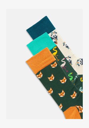 Farverige bomuldsstrømper med forskellige mønstre: teal, turkis og orange striber, samt en grøn strømpe med ræveansigt. Blød tekstur, længde til midten af læggen.