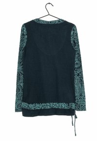 Tmavě námořnický svetr s dlouhými vzorovanými tyrkysovými rukávy s propracovanými květinovými motivy. Na spodní části má detail se stahovací šňůrkou.