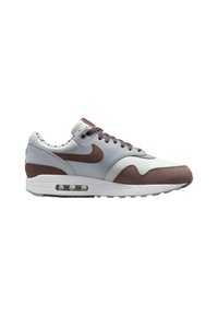 Sneaker Nike Air Max charakteryzuje się szarym i brązowym cholewką z skóry i materiału syntetycznego, okrągłym noskiem, płaskimi sznurowadłami, widocznym poduszką powietrzną oraz wzorzystą podszewką.