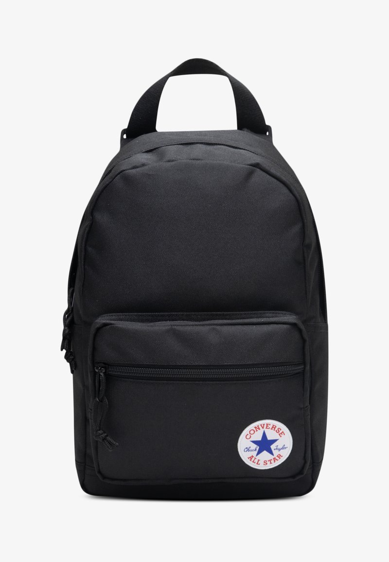 Μαύρο υφασμάτινο σακίδιο πλάτης με στρογγυλεμένο σχήμα, εμπρόσθια τσέπη με φερμουάρ και κυκλικό ετικέτα λογότυπου με ένα μπλε αστέρι και λεπτομέρειες κειμένου.