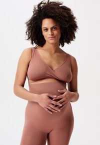 Rosafärgad ribbad crop top och högmidjade leggings med ett omslagdesign och elastisk textur.