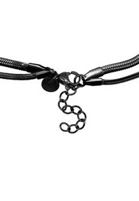 Chiusura con doppio cinturino nero dotata di hardware metallico, link testurizzati e un pezzo d'accento circolare, progettata per una chiusura sicura.
