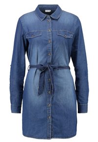 Denimová šaty v modré barvě, s knoflíkovým zapínáním vpředu, dvěma náprsními kapsami s klopami a opaskem v pase pro nastavitelné přizpůsobení.