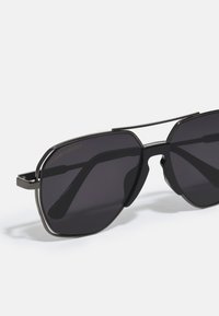 Urban Classics KARPHATOS WITH CHAIN - Sluneční brýle - gunmetal/black