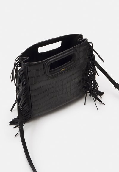 Borsa nera in finta pelle con texture a coccodrillo, caratterizzata da dettagli di frange laterali e doppi manici superiori. Design leggero e compatto.