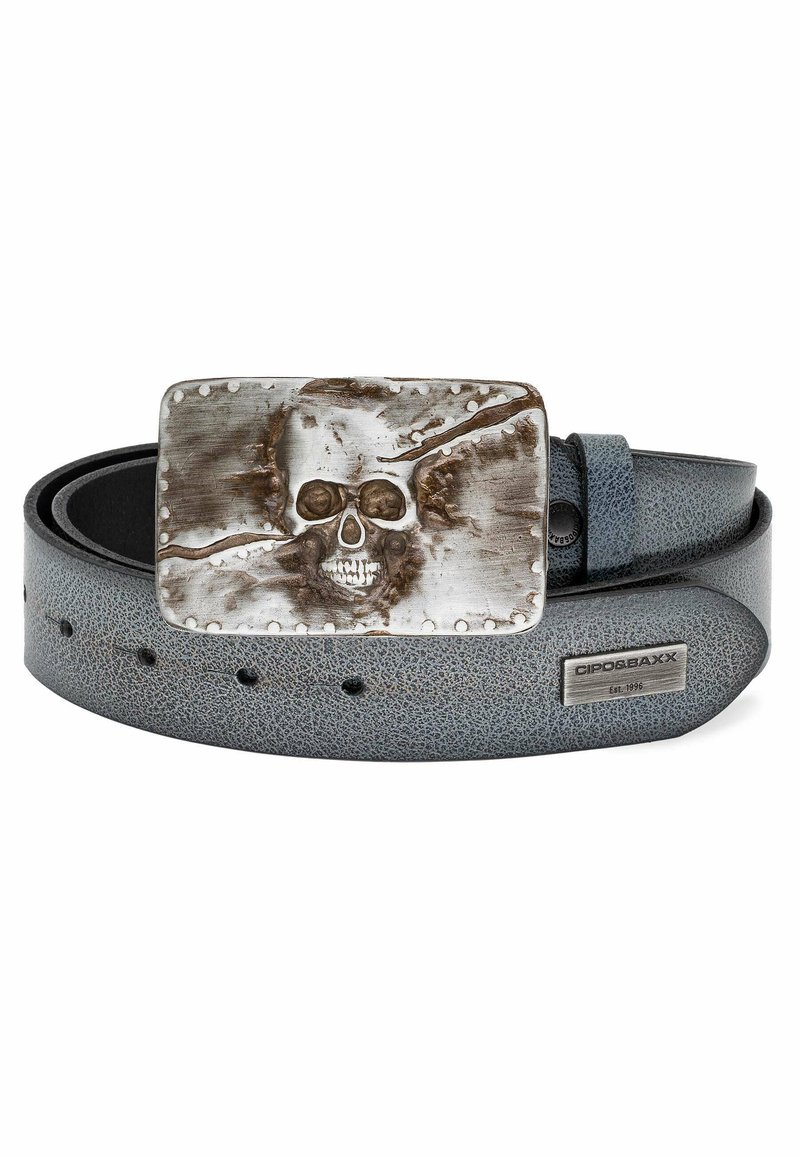 Ceinture en cuir gris avec une finition texturée, dotée d'une grande boucle en métal argenté ornée d'un motif de skull et de détails cloutés.