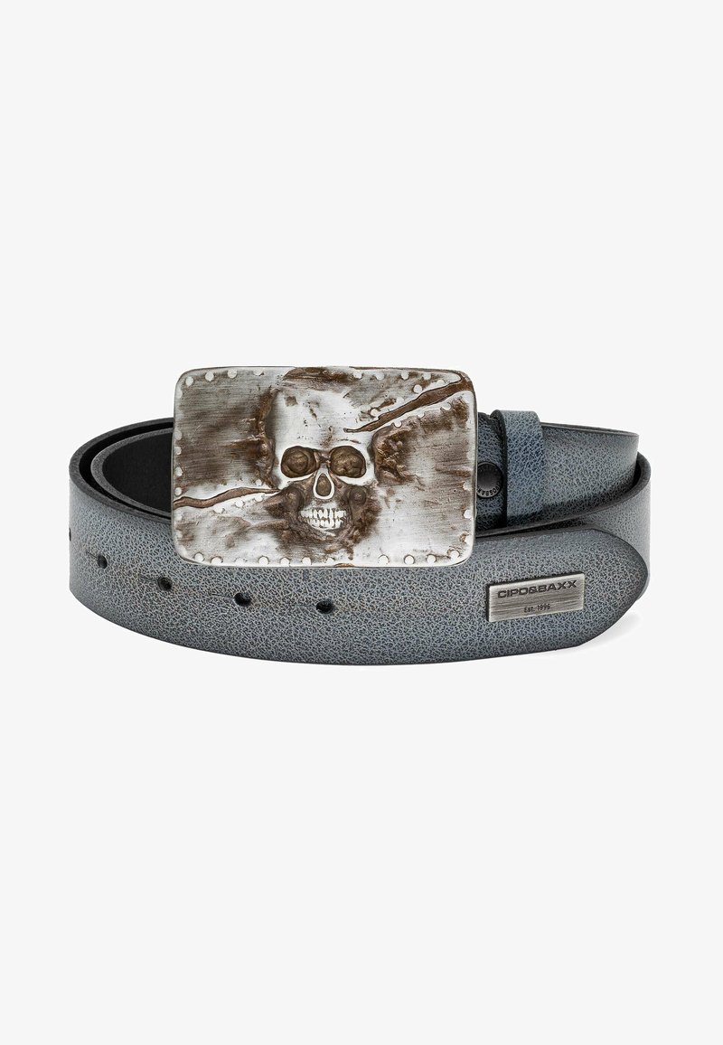 Grijze leren riem met een gestructureerde afwerking, voorzien van een grote zilveren metalen gesp met een reliëf van een schedelontwerp en studdetails.