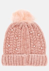 Rožinė megzta kepurė su banguota apačia, kabeliniu raštu ir dirbtiniais perlais, papuošta pūkuotu pom-pomu. Minkšta, pūkuota tekstūra.