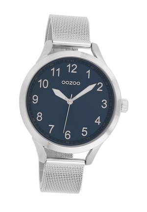 Montre en acier inoxydable argenté avec un bracelet en maille, dotée d'un cadran bleu, de marqueurs d'heure argentés et d'un design minimaliste. Marque : OOZOO.