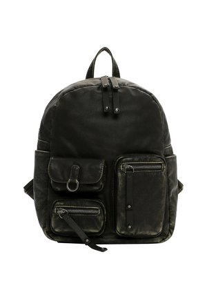 Czarny skórzany plecak o zaokrąglonym kształcie, z wieloma kieszeniami na zamek, przednią kieszenią na klapie oraz regulowanymi paskami. Teksturowane wykończenie.