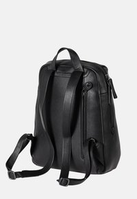 Zaino in pelle nera con superficie testurizzata, spallacci regolabili, manico superiore e scomparti con zip. Design pulito e moderno.