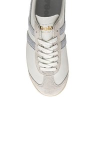 Baskets blanches avec des accents en suede gris, présentant un design à lacets, un col rembourré et une marque "Gola Bullet" en or sur le côté.