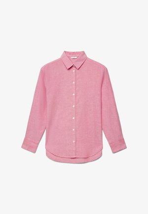 Chemise rose à manches longues avec boutons, col et poignets, au design uni, posée à plat sur un fond blanc.