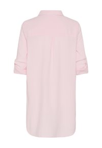 Hellrosa Langarmhemd mit hochgekrempelten Ärmeln, Rückenfalte und klassischem Kragen auf weißem Hintergrund.