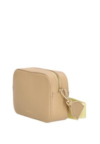 Borsa a tracolla in pelle beige con forma rettangolare, zip superiore e superficie texturizzata. Presenta una tracolla gialla staccabile e finiture dorate.