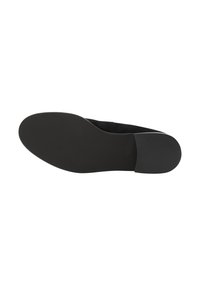 Zwarte platte schoen met een gladde bovenkant, ronde neus en een dunne, flexibele zool. De hak is iets verhoogd met een matte afwerking.
