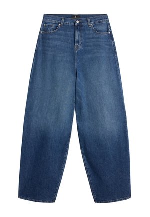 Jean en denim bleu à jambes larges, avec une taille haute, un dégradé subtil, un design à cinq poches et une fermeture à bouton en métal. Texture lisse.
