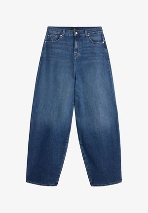 Jean en denim bleu à jambes larges, avec une taille haute, un dégradé subtil, un design à cinq poches et une fermeture à bouton en métal. Texture lisse.