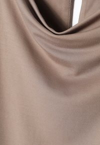 Hladká, lehká tkanina v jemné taupe barvě s jemnou texturou a splývavostí, zobrazující měkké záhyby a plynulost.