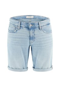Pantalones cortos de mezclilla azul claro con dobladillos enrollados, que cuentan con un cierre frontal de botón y cremallera, y cinco bolsillos. Etiqueta de la marca visible en la cinturilla.