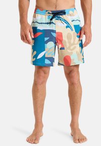 Herrenschwimmshorts mit einem bunten, abstrakten Muster in Blau, Rot und Beige. Hergestellt aus leichtem Stoff mit einem elastischen Bund und Kordelzug.