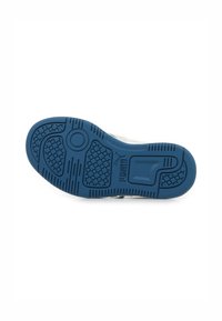 Semelle en caoutchouc bleu avec un design de grip texturé, présentant des motifs arrondis et un élément circulaire central. Design durable avec un détail de marque.