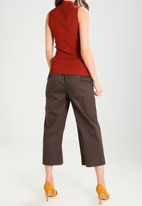 Zalando Essentials Top - cognac