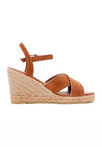 Bruine suède wedge sandalen met een enkelriem, met een geweven jute basis en decoratieve metalen accenten op de gekruiste banden.