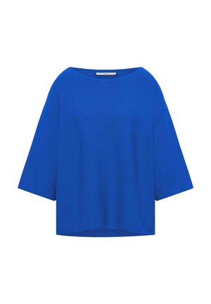 Blauer locker sitzender Strickpullover mit weiten dreiviertel Ärmeln und rundem Ausschnitt auf weißem Hintergrund.