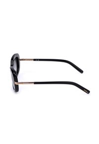 Lunettes de soleil Furla noires et dorées à verres arrondis et branches fines courbées, vue de côté sur fond blanc.