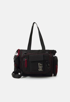 Schwarze Schultertasche mit mehreren Reißverschlussfächern, roten Reißverschlussziehen, Fronttasche mit Klappe, abnehmbarem Seitentaschenbeutel und "Desigual"-Logo.