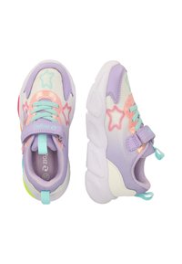 Baskets de sport violettes avec une tige en maille ornée de motifs étoilés colorés. Semelle épaisse blanche et sangle ajustable avec des accents bleu clair.