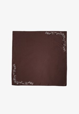 Tmavohnedý štvorcový šál s jemnými bielymi kvetinovými viničovými vzormi v dvoch opačných rohoch.