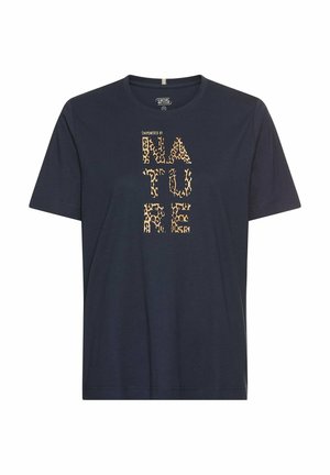 Dunkelblaue Baumwoll-T-Shirt mit Leopardenmuster-Text "EMPOWERED BY NATURE" in einer fetten, blockartigen Schrift. Kurze Ärmel und Rundhals-Design.