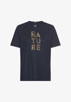Marineblå bomulds t-shirt med leopardprint tekst "EMPOWERED BY NATURE" i en fed, klodset skrifttype. Korte ærmer og rund halsudskæring.