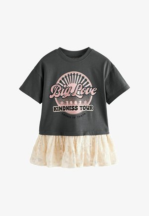 Szara koszulka z krótkim rękawem z warstwowym brzegiem w kremowej koronce, z różowym nadrukiem, na którym widnieje napis "Wielka Miłość Tournée Dobroci".