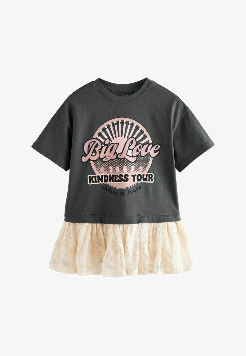 Grå kortärmad t-shirt med ett lager av krämfärgad spetsruffsig fåll, som har ett rosa grafiskt tryck med texten "Big Love Kindness Tour."