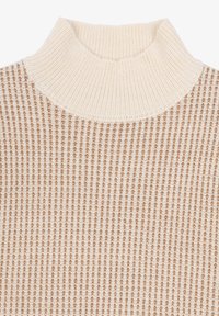 Sweter z teksturowanej dzianiny z wysokim, żebrowanym kołnierzem w odcieniu kremowym i beżowym wzorze, zaprojektowany z myślą o ciepłe i komforcie.