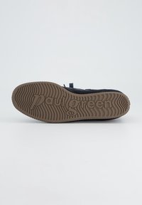 Podeszwa czarnego buta z falistym wzorem bieżnika i logo "paul green" wytłoczonym na brązowej gumowej podeszwie, widoczny rozmiar 4½.