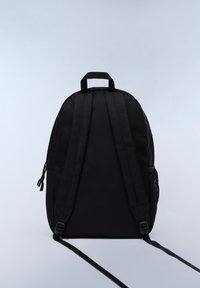 Černý látkový batoh s polstrovanými ramenními popruhy, horním madlem a bočním síťovaným kapsou. Disponuje kulatým tvarem a minimalistickým designem.