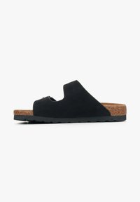 Zwarte suede instapsandaal met kurken voetbed, open teen ontwerp, dubbele banden en rubberen zool voor grip. Eenvoudige en minimalistische stijl.