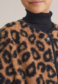 Giacca in pelliccia stamped leopard in tonalità marrone e nera, con tessuto morbido e un collo alto a coste nero. Completa di chiusure a bottone.