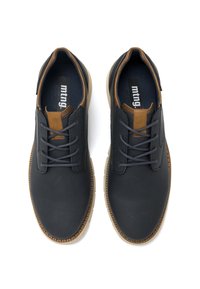 Zapatos sintéticos de color azul marino con un acabado suave, detalles en marrón y suela de goma. Las características incluyen cordones, punta redonda y un perfil bajo.