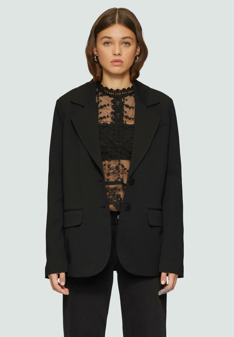 Schwarzer taillierter Blazer aus glattem Stoff, mit strukturiertem Design, Reverskragen, zwei Knöpfen und seitlichen Taschen.