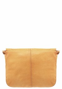 Brązowa torba na ramię ze skóry licowej o gładkiej fakturze, prostokątnym kształcie, zamknięciu na suwak u góry oraz przeszyciami na przodzie.