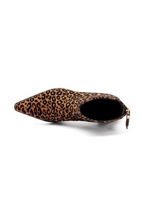Botín de tobillo con estampado de leopardo, punta afilada, parte superior de textil suave, suela negra y un acento de cremallera dorada en la parte posterior.